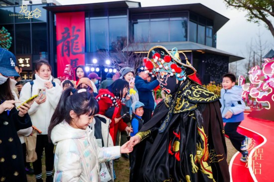 Kaiyun中国：写春联、剪窗花、猜灯谜……解锁沪上地道年味(图6)