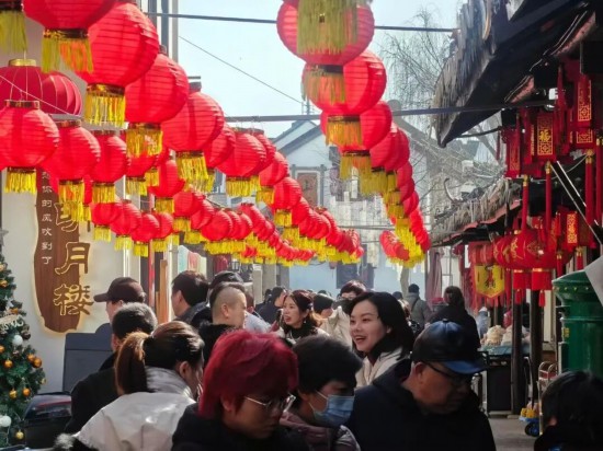 Kaiyun中国：写春联、剪窗花、猜灯谜……解锁沪上地道年味(图16)