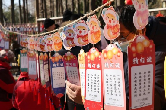 Kaiyun中国：写春联、剪窗花、猜灯谜……解锁沪上地道年味(图18)